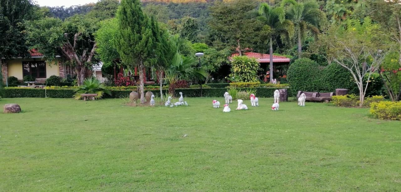 Baanphuthadol Hotel Mae Hong Son Exterior foto