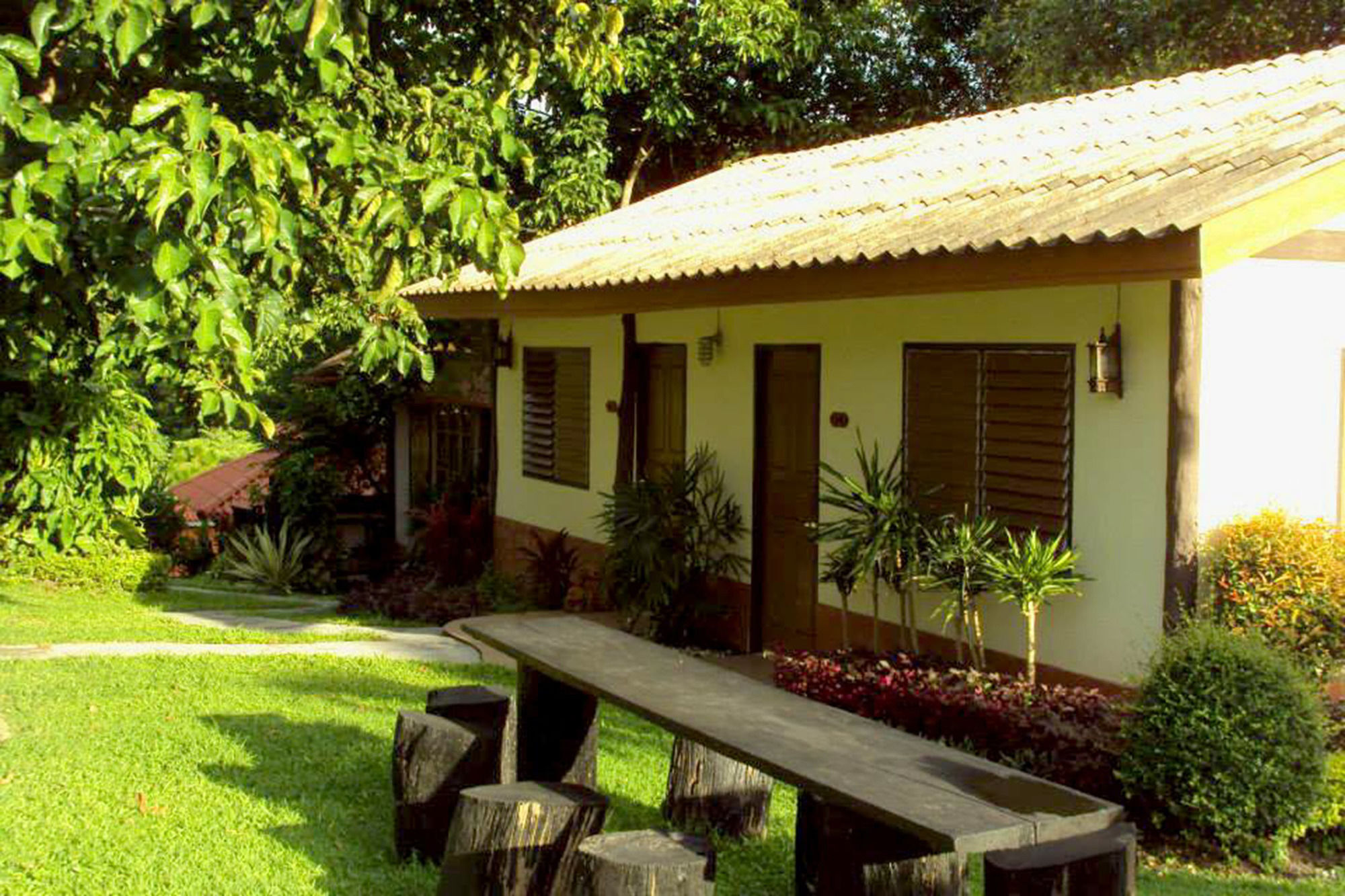 Baanphuthadol Hotel Mae Hong Son Exterior foto
