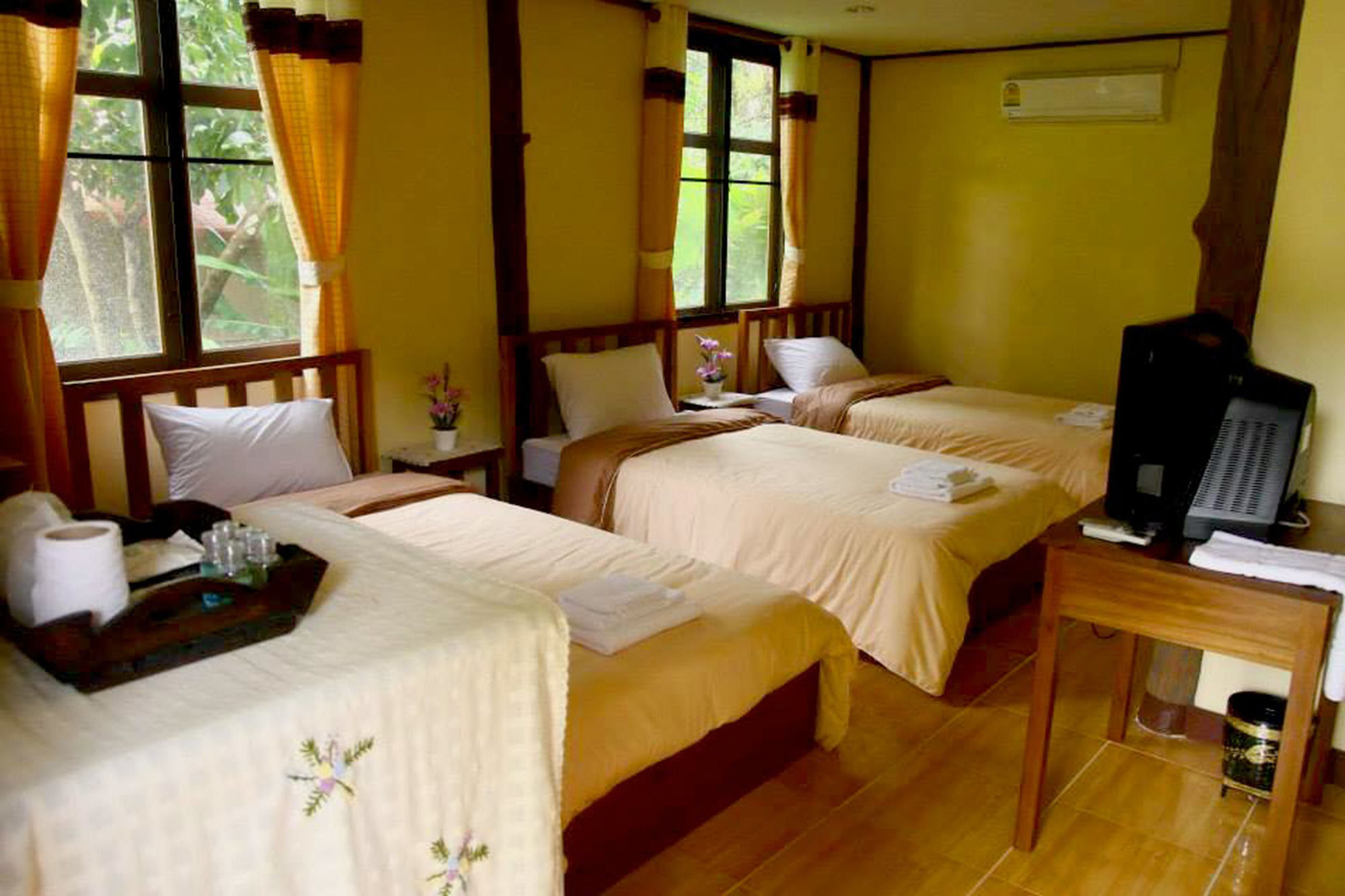 Baanphuthadol Hotel Mae Hong Son Exterior foto