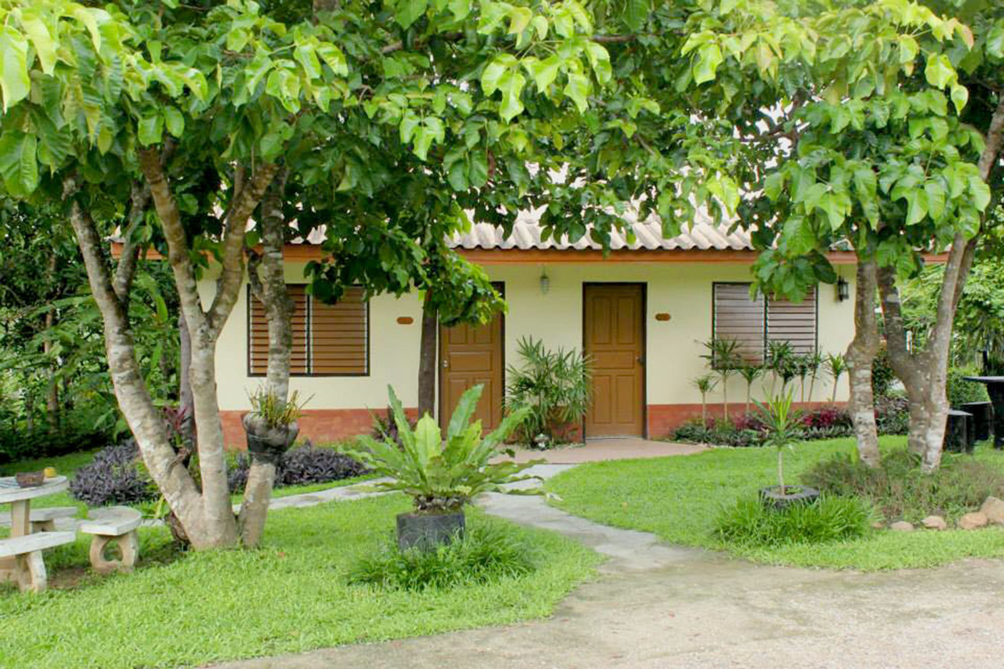 Baanphuthadol Hotel Mae Hong Son Exterior foto