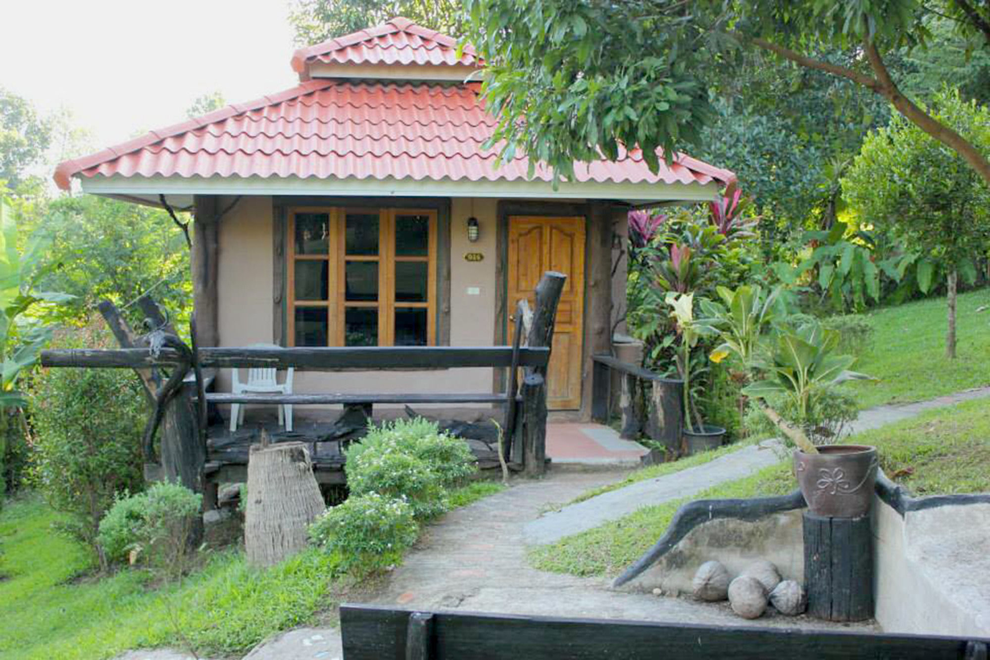 Baanphuthadol Hotel Mae Hong Son Exterior foto